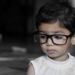 niña con gafas