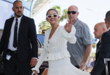 Selena Gomez con gafas de sol de Etnia Barcelona