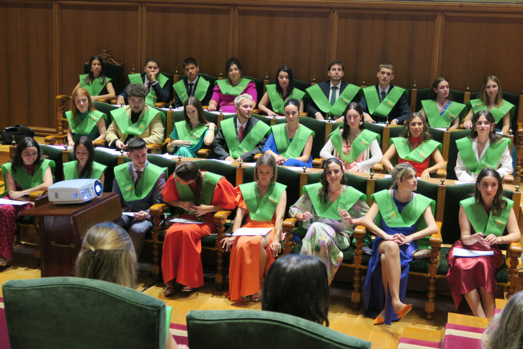 Graduados en Óptica y Optometría posan orgullosos tras su ceremonia de graduación en el Pazo de Fonseca, marcando el inicio de sus carreras como profesionales sanitarios en Galicia.