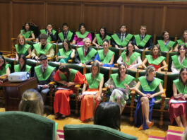 Graduados en Óptica y Optometría posan orgullosos tras su ceremonia de graduación en el Pazo de Fonseca, marcando el inicio de sus carreras como profesionales sanitarios en Galicia.