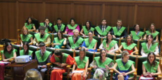 Graduados en Óptica y Optometría posan orgullosos tras su ceremonia de graduación en el Pazo de Fonseca, marcando el inicio de sus carreras como profesionales sanitarios en Galicia.