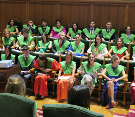 Graduados en Óptica y Optometría posan orgullosos tras su ceremonia de graduación en el Pazo de Fonseca, marcando el inicio de sus carreras como profesionales sanitarios en Galicia.