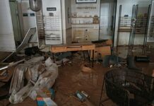 El local de Multiópticas en el centro comercial Bonaire ha sufrido graves daños debido al impacto de la DANA. FOTO: Grupo Newco