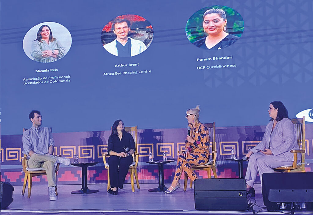 Arthur Brant, Punam Bhandari, Micaela Reis ganadores del Young System Leadership acompañados de Caroline Casey Presidente de la Agencia Internacional de Prevención de Ceguera (IAPB), en el congreso 2030 In Sight Live México